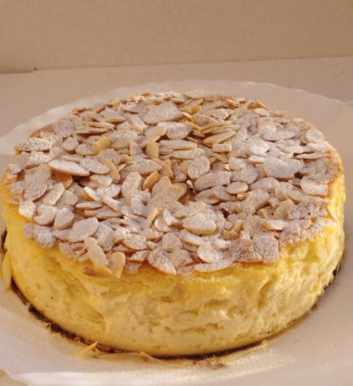 tarta de queso con philadelphia clásico con pétalos de almendra
